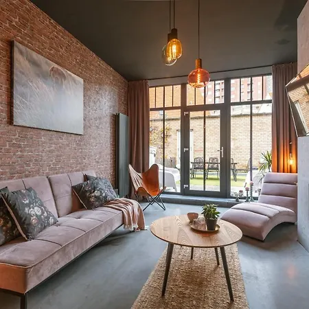 Casa de Férias Warm Industrial House With Terrace Near The *