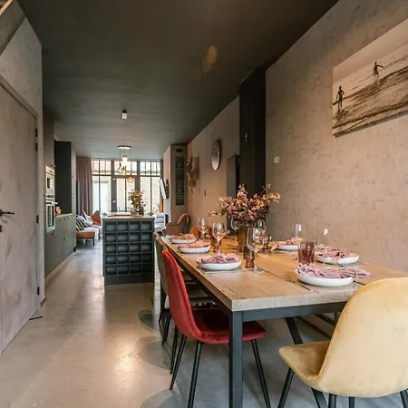 Casa de Férias Warm Industrial House With Terrace Near The *