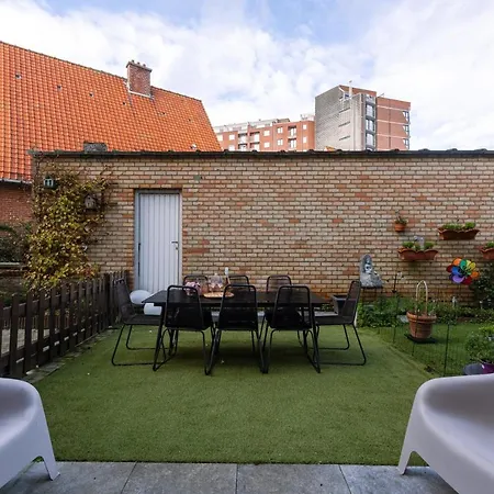 Casa de Férias Warm Industrial House With Terrace Near The Middelkerke
